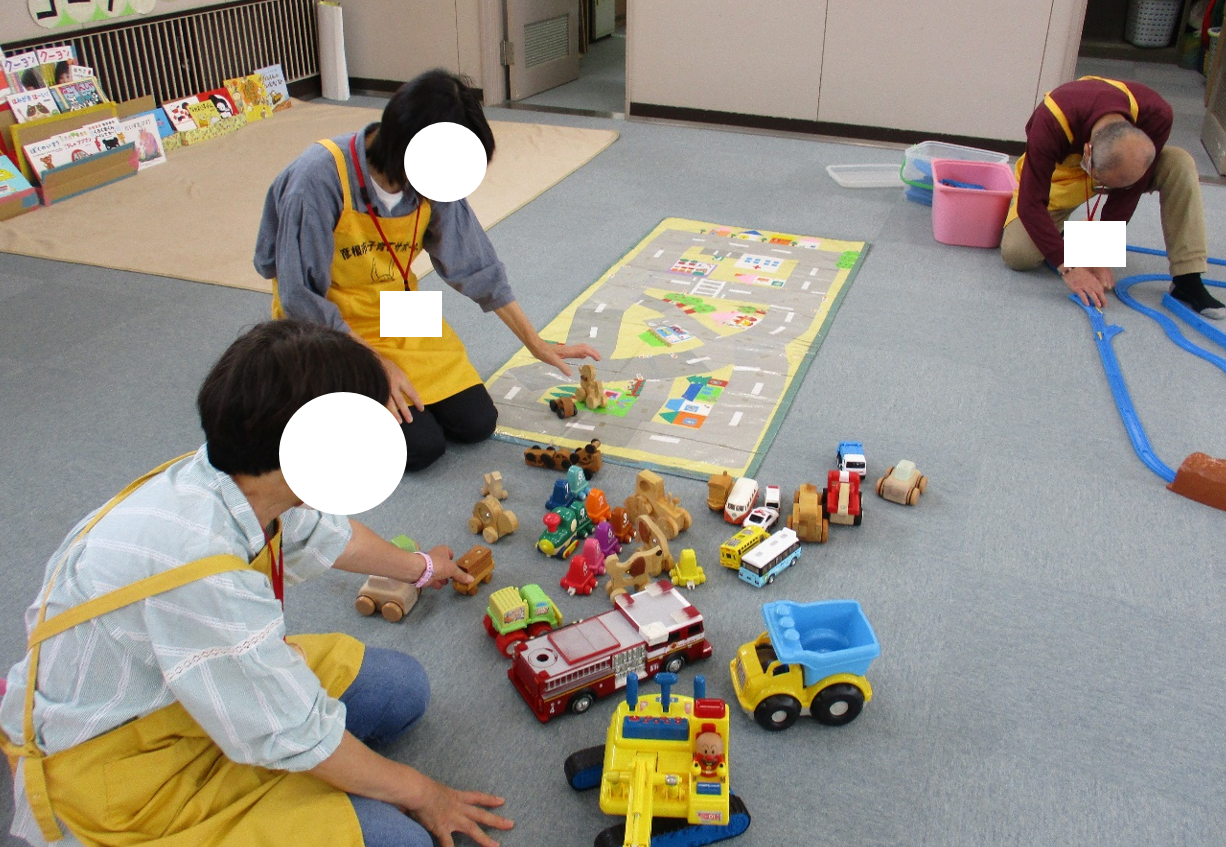 子育てサポーターがひろばの準備をする様子