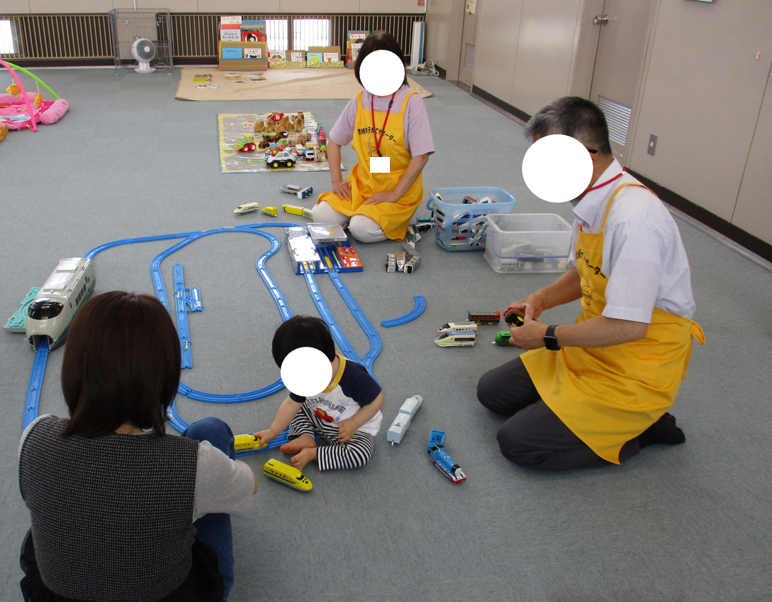 親子と遊ぶ子育てサポーターの様子