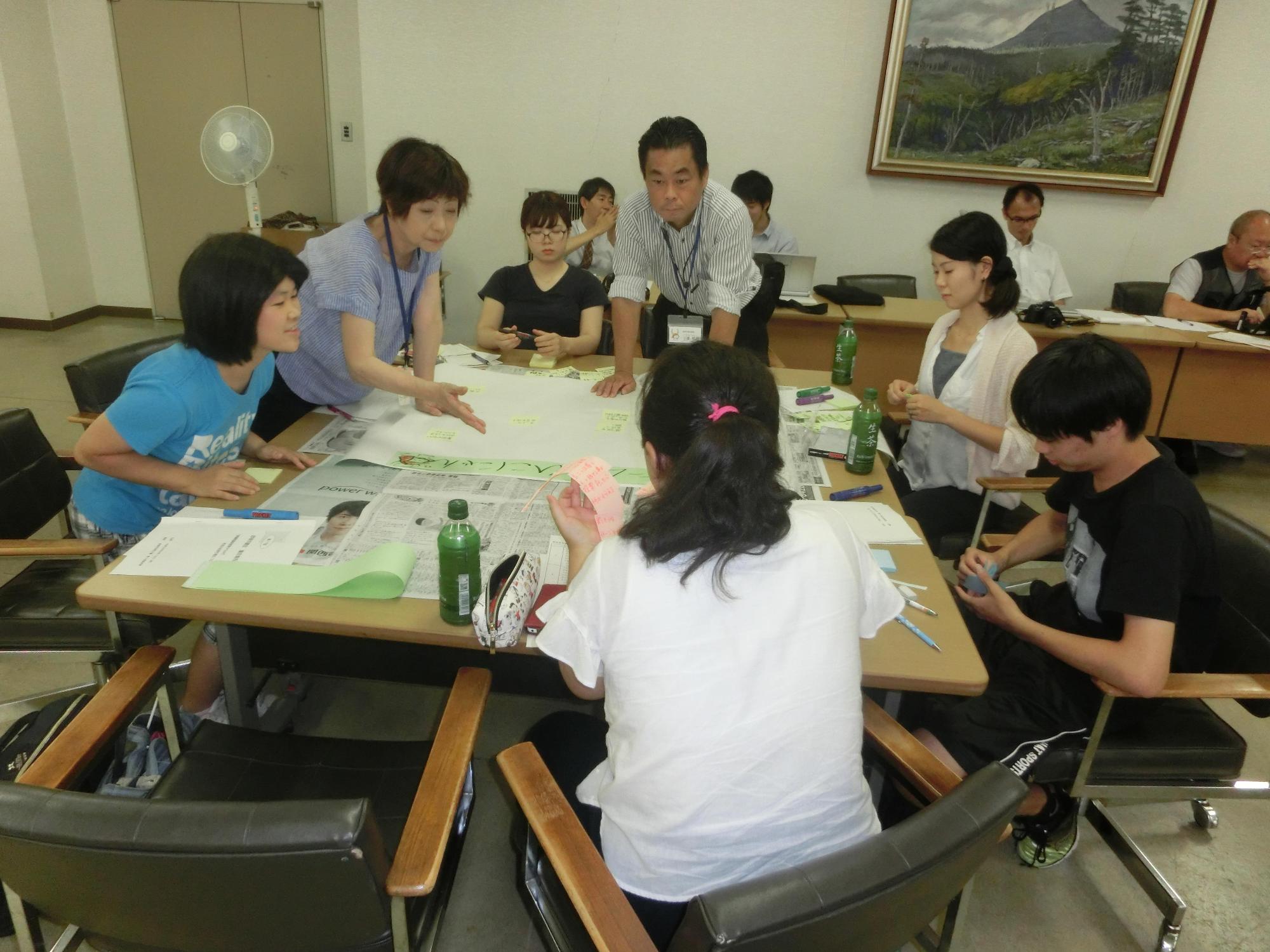 7人で机を囲み意見を出し合っている参加者の写真