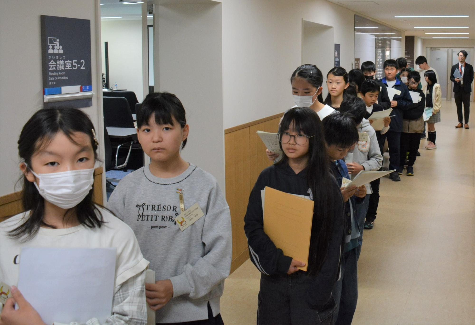 一列になり移動する子どもたちの画像