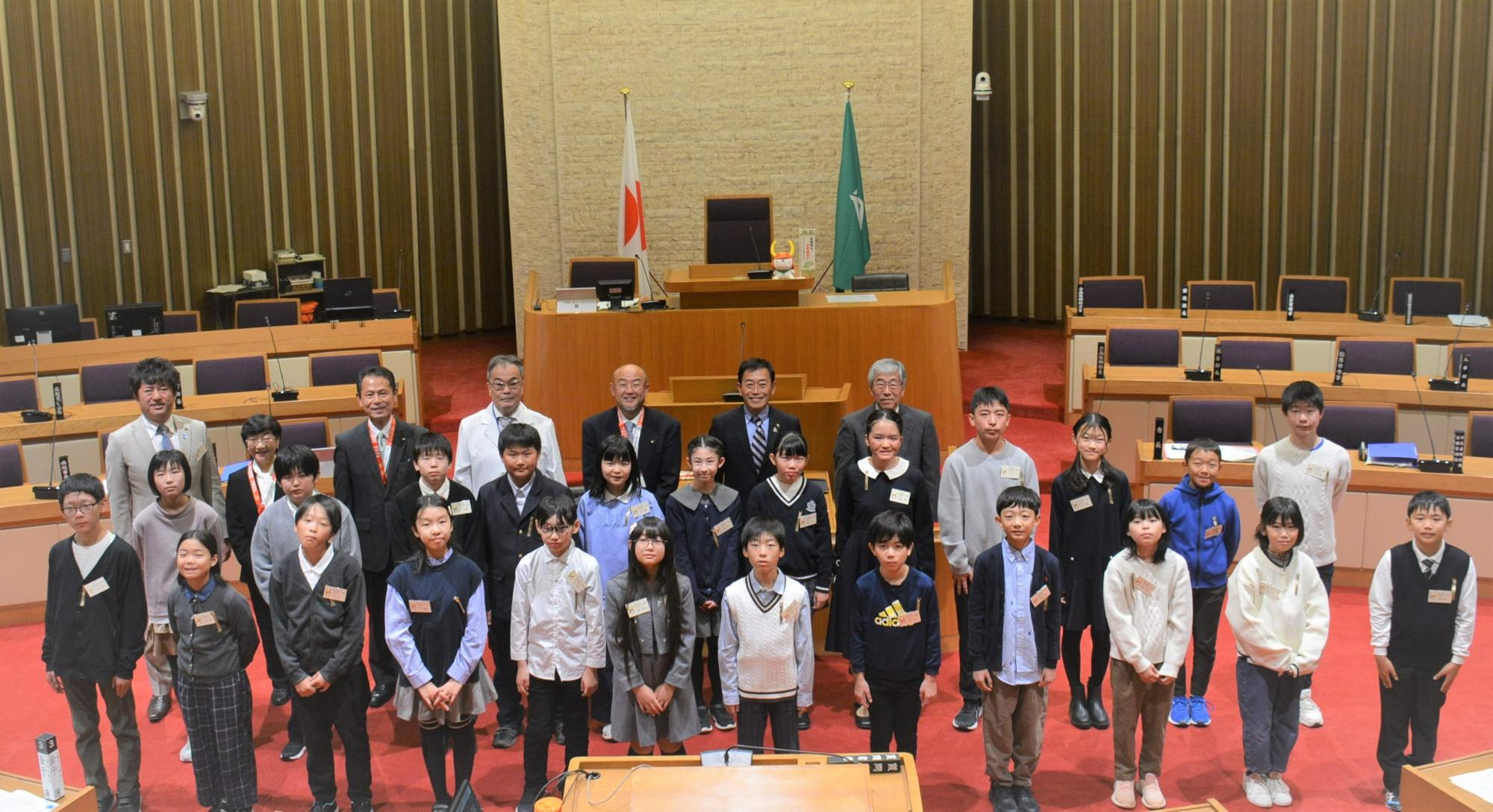 参加した子供と議会関係者の集合写真
