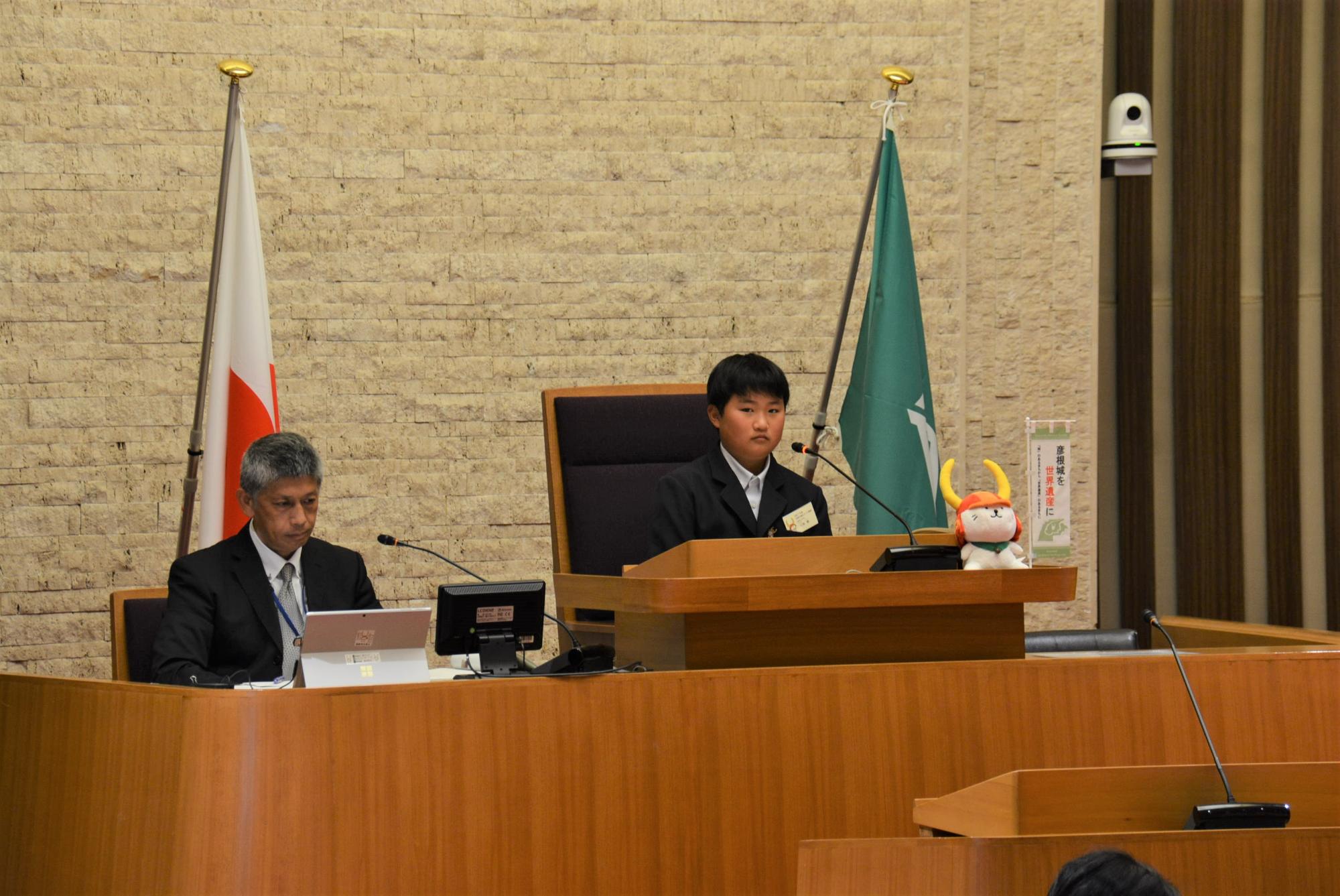 議長席でマイクに向かう子どもの様子の画像