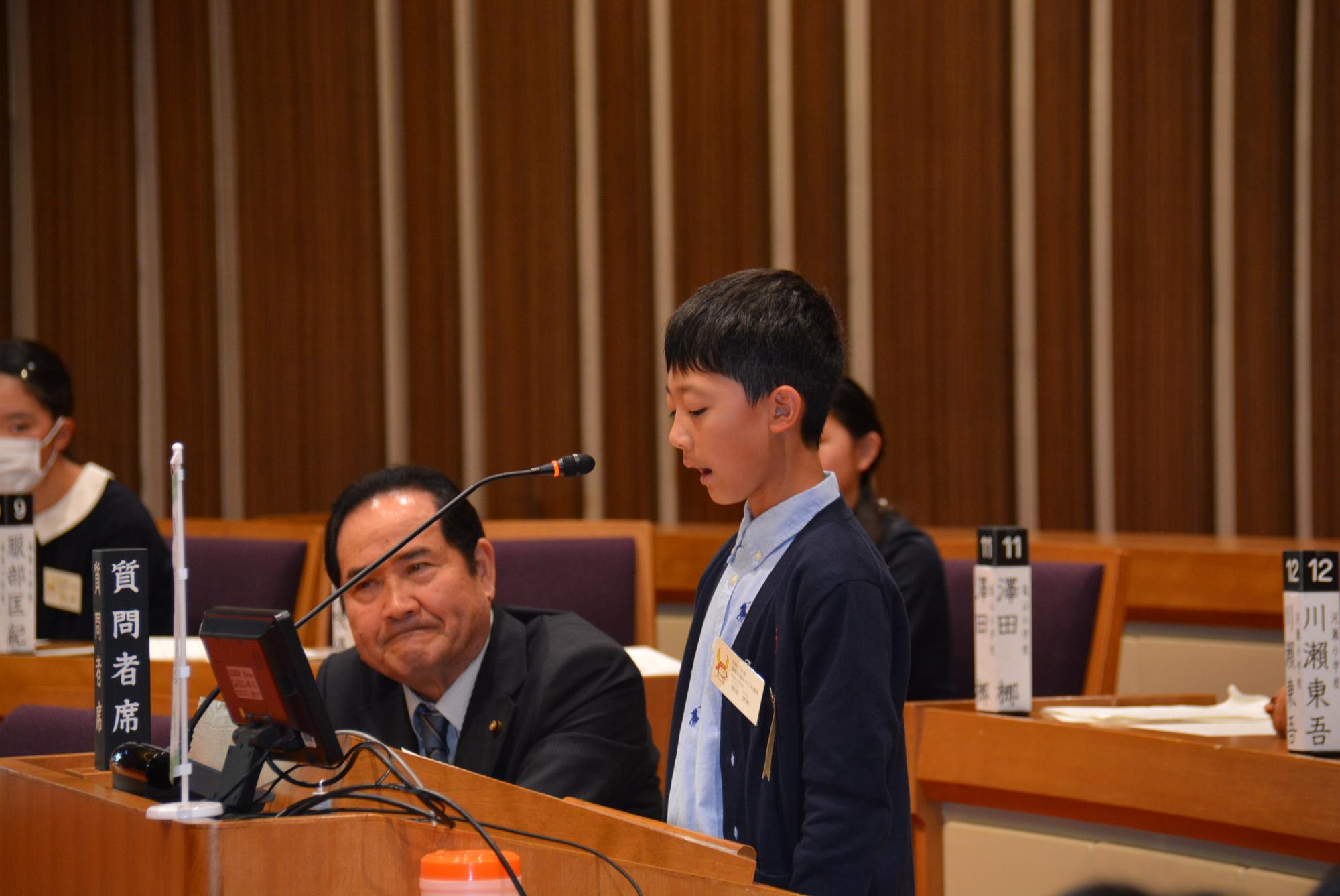 マイクに向かう子どもの様子の画像