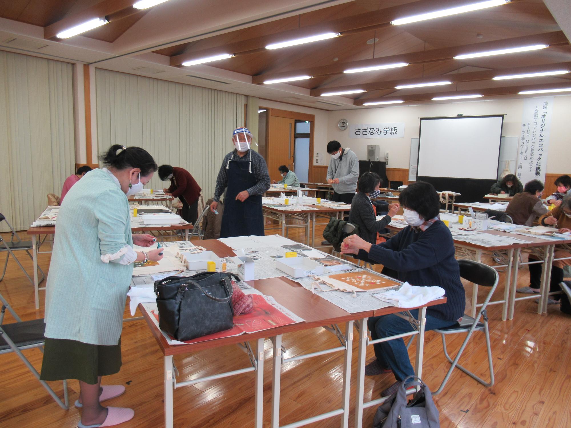 生徒の皆さんが作成される様子