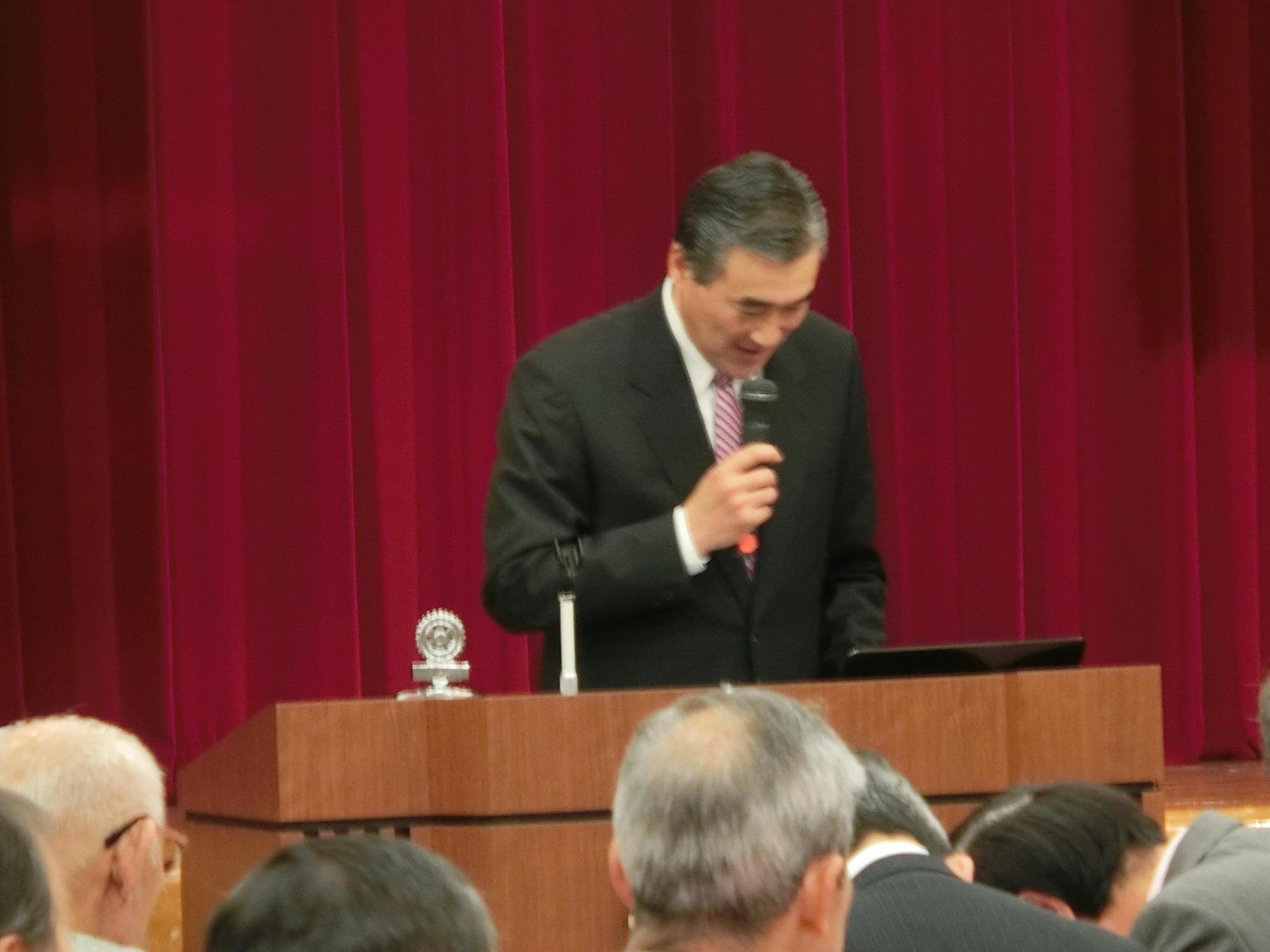 スピーチをする市長の写真
