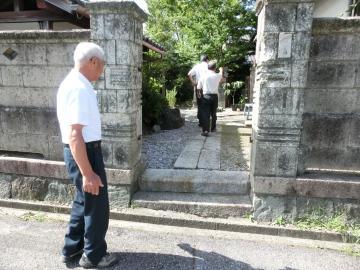 肥田町自治会の担当者から説明を受けながら要望事項を確認する市長の写真