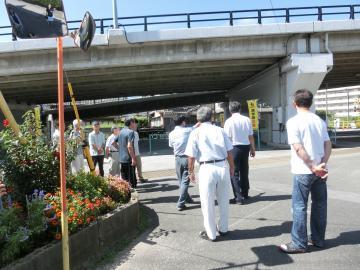 古沢町松縄手自治会の担当者から説明を受けながら要望事項を確認する市長の写真