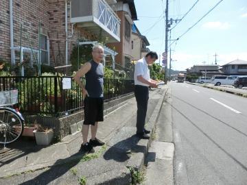 西沼波町東部自治会の担当者から説明を受けながら要望事項を確認する市長の写真