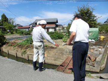 下西川町自治会の担当者から説明を受けながら要望事項を確認する市長の写真
