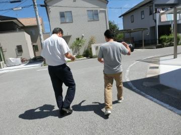 サンライズ旭森自治会の担当者から説明を受けながら要望事項を確認する市長の写真