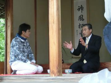 収録中の原田さんと市長の写真
