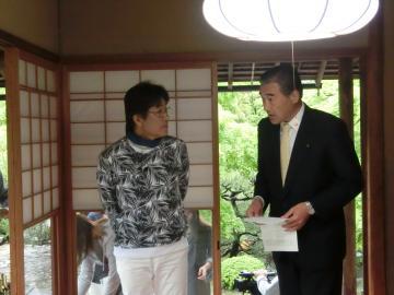 撮影を終えての原田さんと市長の写真