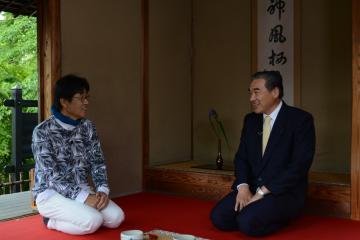笑顔で収録中の原田さんと市長の写真