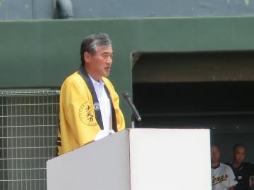 歓迎の言葉を述べる市長の写真