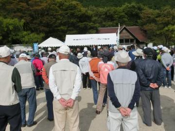 グラウンドゴルフ大会開会式の様子の写真