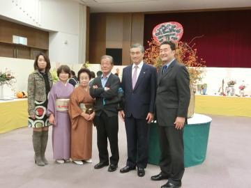 「翠香流いけ花展」会場で翠香流の皆さんと記念撮影する様子の写真