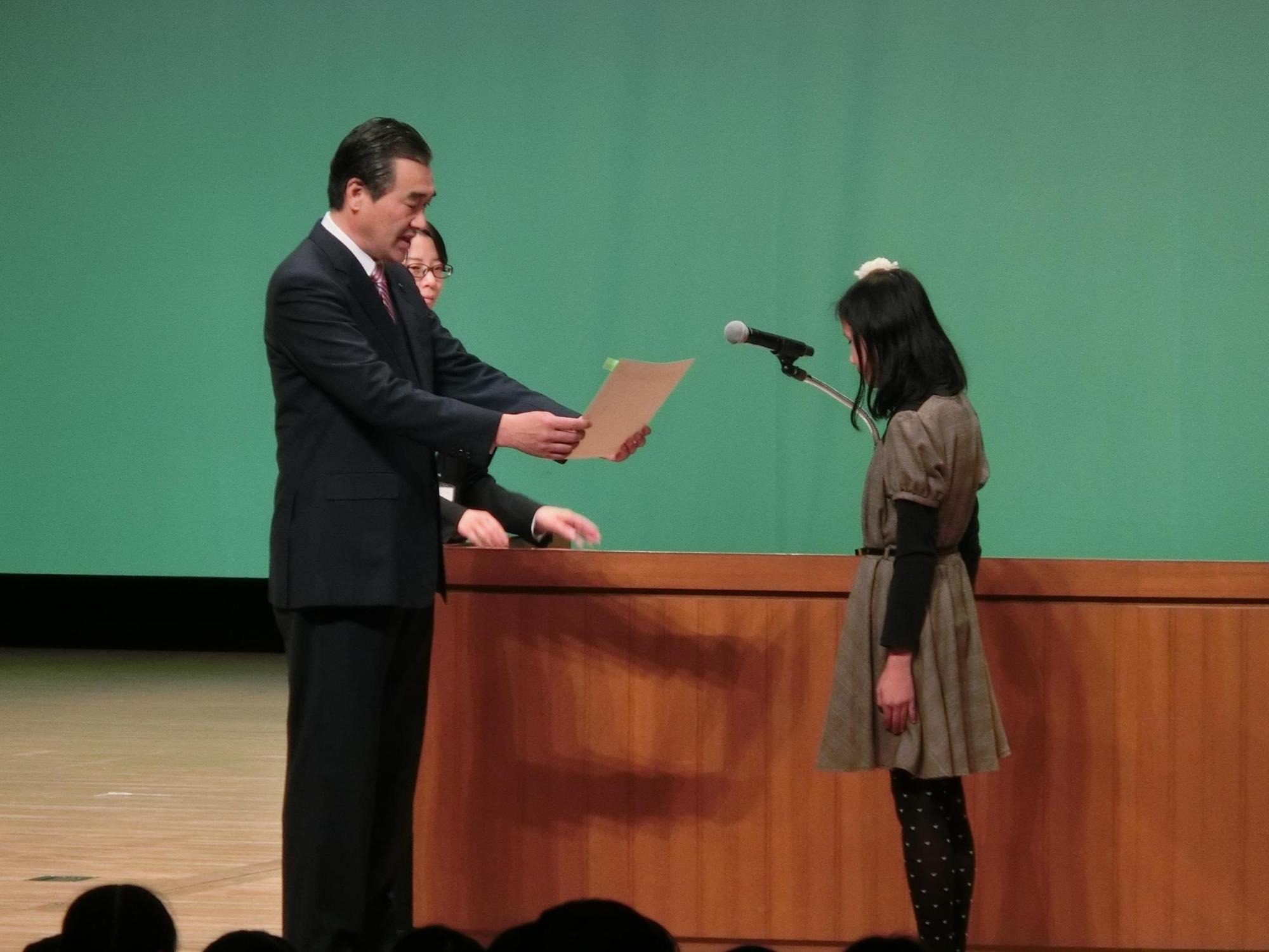 受賞者へ賞状を授与する市長の写真