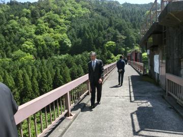 犬上川ダムの橋を渡っている市長の写真