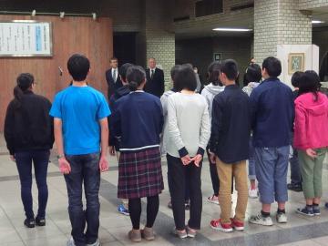 帰国した中学生を迎える市長の写真