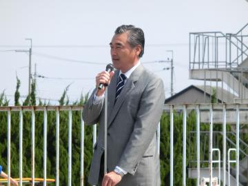 出発式で歓迎のあいさつをする市長の写真