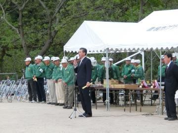 市民グラウンド・ゴルフ開会式でお祝いの言葉を述べる市長の写真