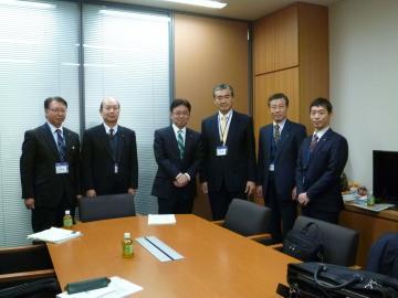 うえの衆議院議員との面談会議室での集合写真