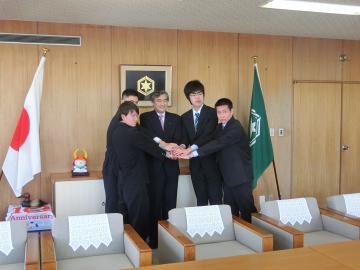 入隊予定者を激励する市長の写真