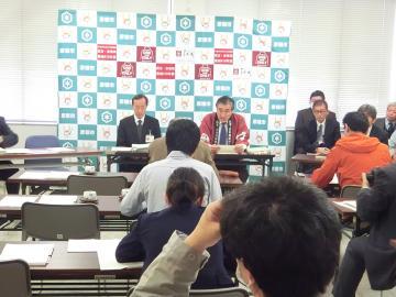 定例記者会見の様子の写真
