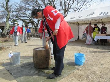 餅つきをする市長の写真