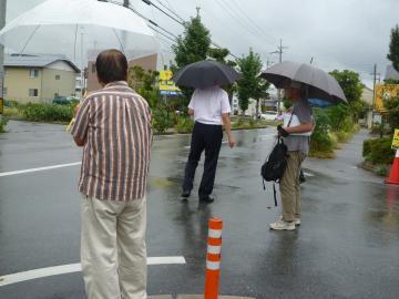 小泉町を訪問し説明を受けながら場所を確認する市長の写真