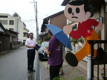 京町3丁目を訪問し説明を受けながら場所を確認する市長の写真