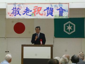 千松会館でお祝いの言葉を述べる市長の写真