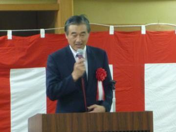 佐和山会館でお祝いの言葉を述べる市長の写真