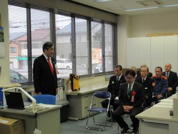 施設内覧会であいさつをする市長の写真