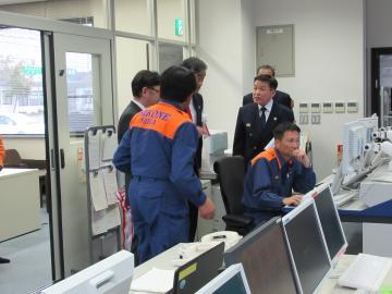 システムの説明を聞く市長の写真