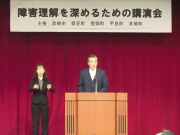 主催者を代表して挨拶をする市長の写真
