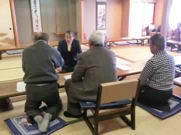 「いきいきサロン」参加者と話をする市長の写真