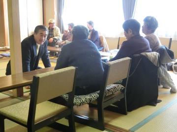 「いきいきサロン」参加者の単身高齢者と話をする市長の写真