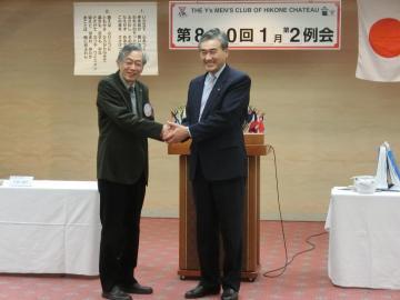 シャトーワイズメンズクラブ会長と記念市長の記念撮影の写真