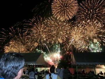 彦根花火大会での打ち上げ花火の様子の写真