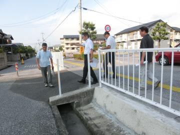 川瀬馬場町を訪問し説明を受けている市長の写真