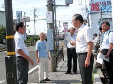 地元の方と話をする市長の写真