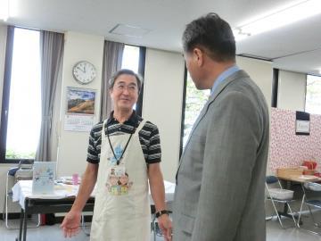 会場でスタッフと話をされる市長の写真