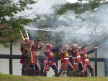 彦根鉄砲隊の開始の合図の様子の写真