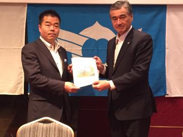 滋賀県知事にお願い文書を提出している写真