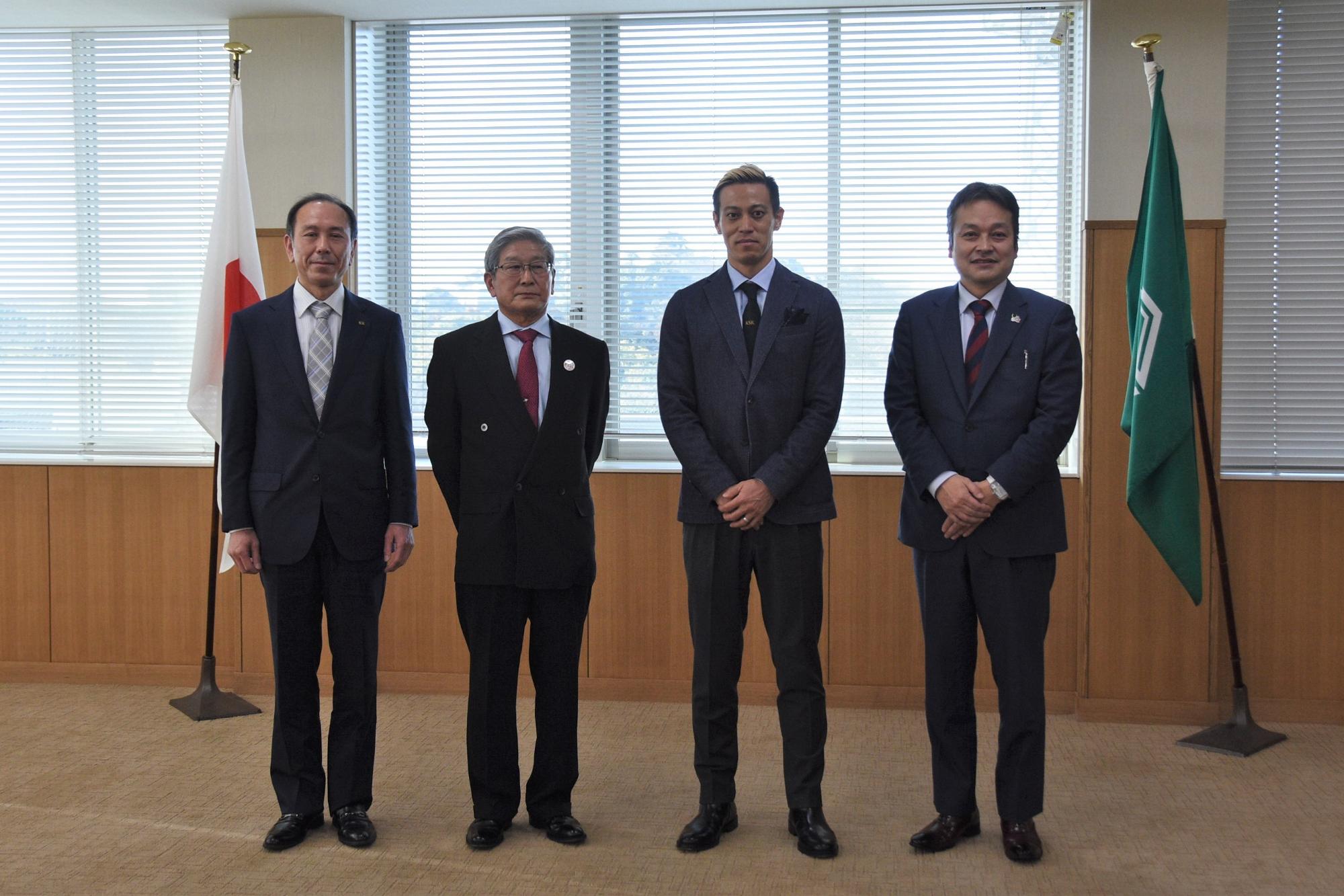 本田選手、彦根市スポーツ協会長との記念写真