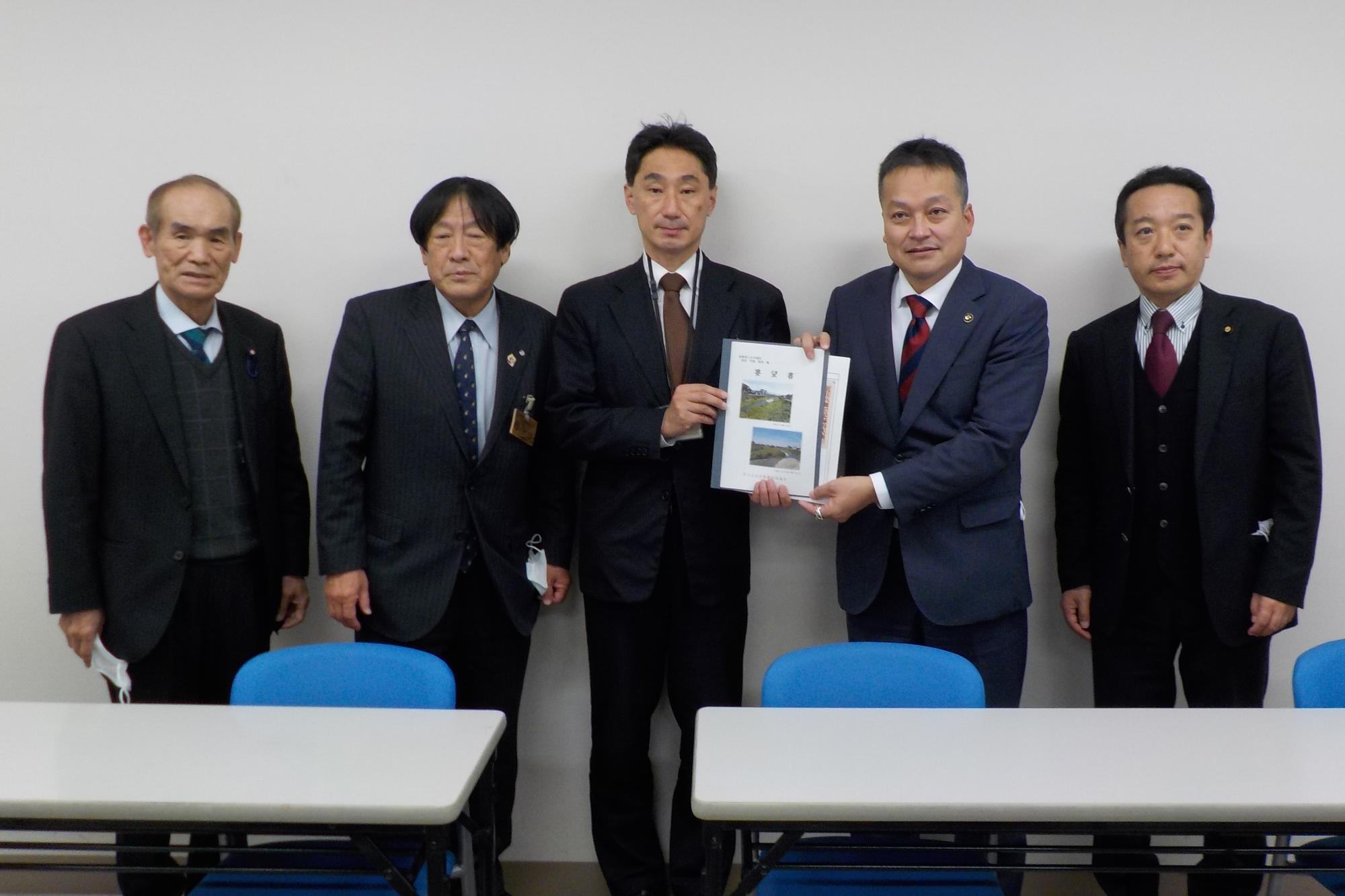 滋賀県土木交通部で要望活動している様子