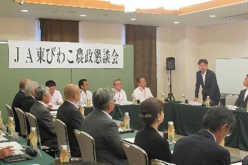 挨拶している様子