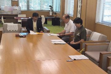 説明を受けている様子