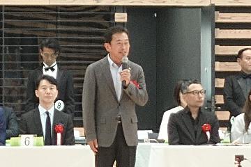 挨拶している様子